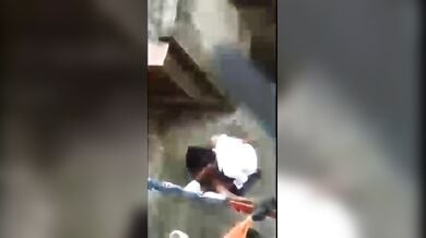 खुले बाथरूम में चुदाई कर रहे पड़ोसियों को छत पर से फिल्माया