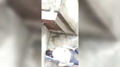 खुले बाथरूम में चुदाई कर रहे पड़ोसियों को छत पर से फिल्माया