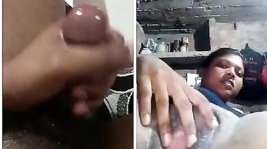 हवस से भरी चूत में बेलन डाला भाभी ने खड़े लंड को देख के