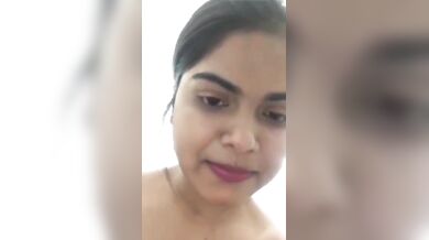 ब्रा पैंटी उतारकर खूबसूरत लड़की ने दिखाया अपना नंगा बदन