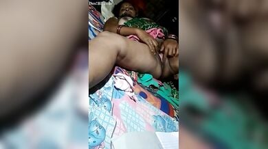 गांव वाली चाची ने साड़ी उठाकर भतीजे को अपनी चूत घिसकर दिखाई
