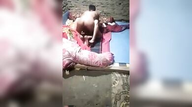 पड़ोसी लड़के ने अपनी गरीब देहाती प्रेमिका के घर जाकर फटाफट चुदाई निपटाई