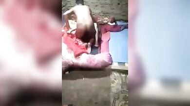 पड़ोसी लड़के ने अपनी गरीब देहाती प्रेमिका के घर जाकर फटाफट चुदाई निपटाई