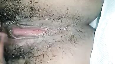 विलेज की सेक्सी रंडी की गुलाबी चूत खोल के लंड चुसाया उसे
