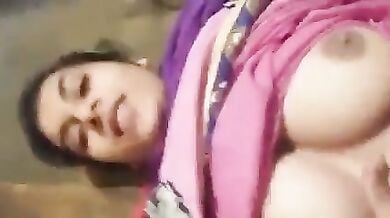 बिग बूब्स बिहारी लड़की को चलती हुई बस ममे चोदा बॉयफ्रेंड ने