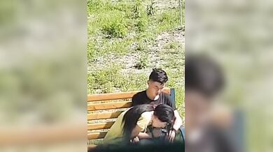 खुले में गर्लफ्रेंड ने बॉयफ्रेंड को दोनों हाथों से मुट्ठ मार दिया