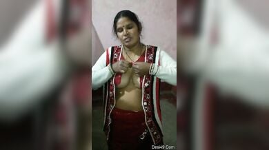 गाँव की भोली देसी आंटी को काम की लालच दे के चोदा और वीडियो बनाया