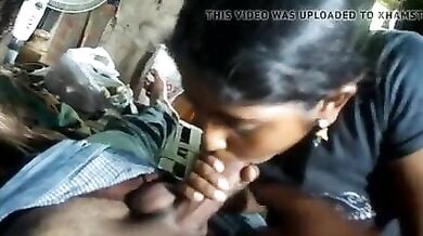 झोपड़े में लंड हिला के चूसा जवान लड़की ने