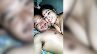 कोलकाता वाले पति पत्नी का अधनंगे बदन किसिंग रोमांस