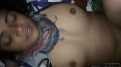 अपनी प्रेग्नेंट बीवी की चुदाई का वीडियो बनाता पति