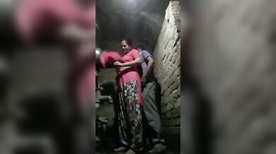 पड़ोसी आदमी को बुलाकर बाथरूम में चुदाई करती औरत
