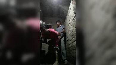 पड़ोसी आदमी को बुलाकर बाथरूम में चुदाई करती औरत