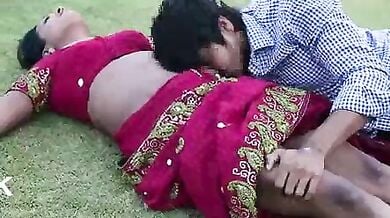 यार के साथ अपने ही बंगले के बाहर रोमांस करती तेलुगु बहू