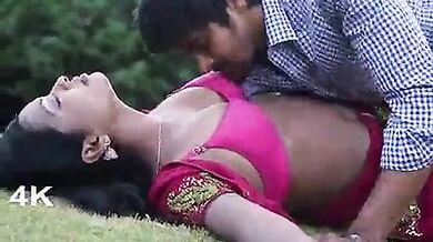 यार के साथ अपने ही बंगले के बाहर रोमांस करती तेलुगु बहू