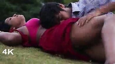 यार के साथ अपने ही बंगले के बाहर रोमांस करती तेलुगु बहू