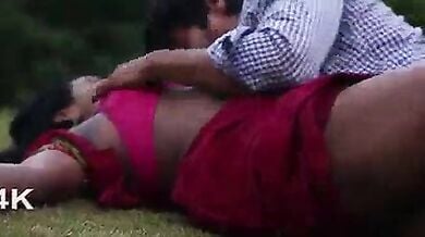 यार के साथ अपने ही बंगले के बाहर रोमांस करती तेलुगु बहू