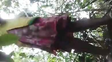 जंगल में देहाती लड़की खुद सारे कपड़े उतारकर प्रेमी से चुदी