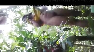 जंगल में देहाती लड़की खुद सारे कपड़े उतारकर प्रेमी से चुदी