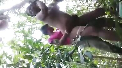 जंगल में देहाती लड़की खुद सारे कपड़े उतारकर प्रेमी से चुदी