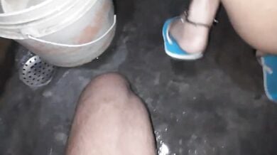 संडास के अंदर जवान लड़की की चूत की गर्मी मिटाई