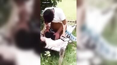 घर के पिछवाड़े में खटिया डालकर गर्लफ्रेंड की चुदाई का वीडियो बनाया