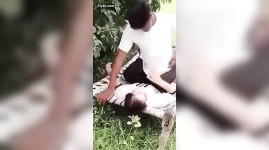 घर के पिछवाड़े में खटिया डालकर गर्लफ्रेंड की चुदाई का वीडियो बनाया