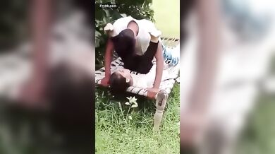 घर के पिछवाड़े में खटिया डालकर गर्लफ्रेंड की चुदाई का वीडियो बनाया