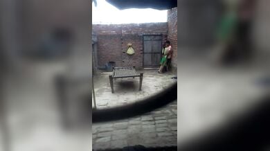 देहाती प्रेमिका ने प्रेमी के घर जाकर आंगन में किया चुपके से किसिंग रोमांस