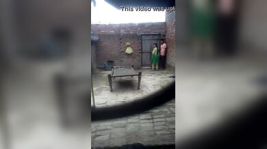 देहाती प्रेमिका ने प्रेमी के घर जाकर आंगन में किया चुपके से किसिंग रोमांस