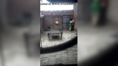 देहाती प्रेमिका ने प्रेमी के घर जाकर आंगन में किया चुपके से किसिंग रोमांस