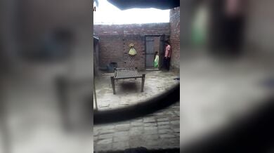 देहाती प्रेमिका ने प्रेमी के घर जाकर आंगन में किया चुपके से किसिंग रोमांस