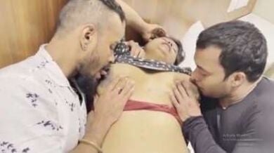 पति और उसके छपरी दोस्त को एक साथ अपने चुचे चुसाती बीवी