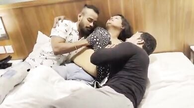 पति और उसके छपरी दोस्त को एक साथ अपने चुचे चुसाती बीवी