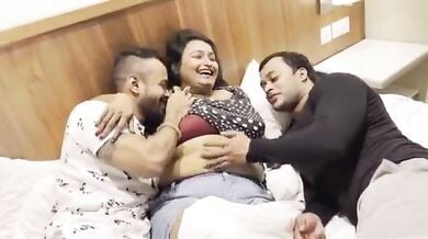 पति और उसके छपरी दोस्त को एक साथ अपने चुचे चुसाती बीवी