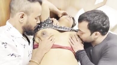 पति और उसके छपरी दोस्त को एक साथ अपने चुचे चुसाती बीवी