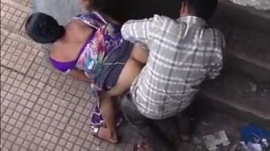 बिल्डिंग की सीढ़ियों पर रंडी की चुदाई करते आदमी को फिल्माया