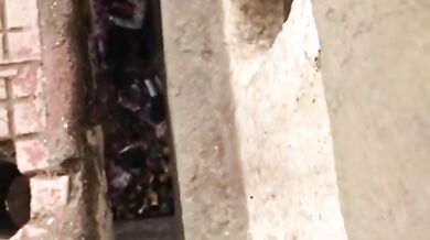 बिल्डिंग की सीढ़ियों पर रंडी की चुदाई करते आदमी को फिल्माया