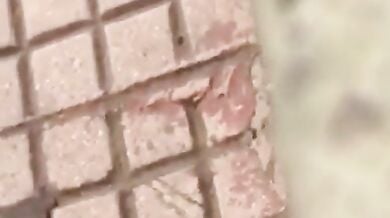 बिल्डिंग की सीढ़ियों पर रंडी की चुदाई करते आदमी को फिल्माया