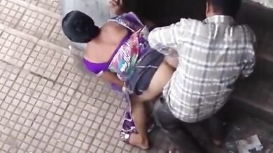 बिल्डिंग की सीढ़ियों पर रंडी की चुदाई करते आदमी को फिल्माया