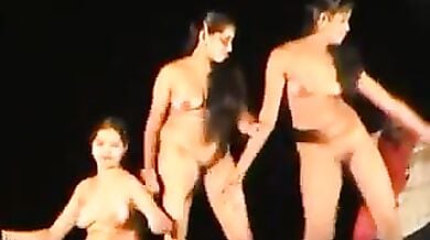 उत्सव में गांव वालों के सामने स्टेज पर नंगी नाचती तीन रंडियां