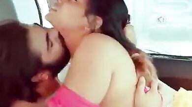 एक्स बॉयफ्रेंड के साथ कार में चुदाई करती शादीशुदा औरत