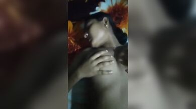 कामुक कराहों और एक्सप्रेशंस के साथ मिशनरी स्टाइल में नंगी चुदती बीवी