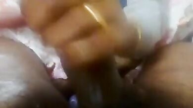 बर्थ डे गिफ्ट में पति के लंड की तेल मालिश की वाइफ ने