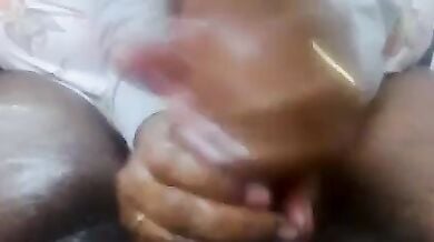 बर्थ डे गिफ्ट में पति के लंड की तेल मालिश की वाइफ ने