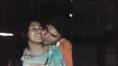 रात में गर्लफ्रेंड के बूब्स दबाने और चूसने के लिए उतारू हुआ लड़का