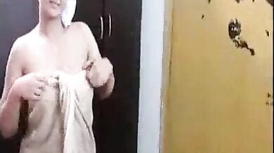 सेक्सी सोनिया ने टॉवेल छोड़कर दिखाया अपना नंगा बदन