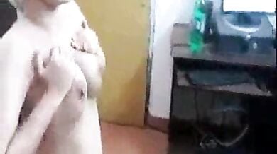 सेक्सी सोनिया ने टॉवेल छोड़कर दिखाया अपना नंगा बदन