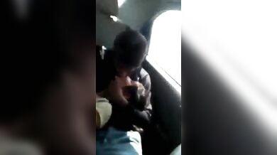 सिंगल लड़के ने फिल्माया अपने दोस्त और उसके गर्लफ्रेंड का कार कार में किया गया रोमांस