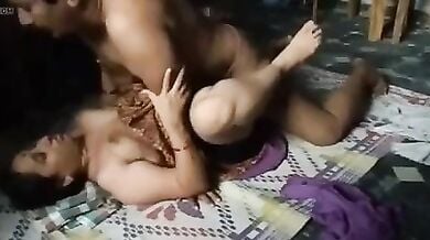 बिग बूब्स आंटी चुदाई करवाई पडोसी त्रिवेदी जी से चटाई पर