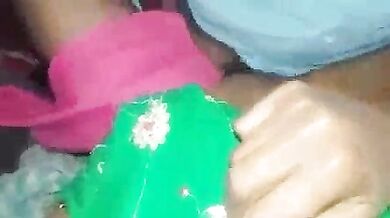 अपनी बीवी की दोस्त से चुदाई करवाता इंडियन काकॉल्ड पति